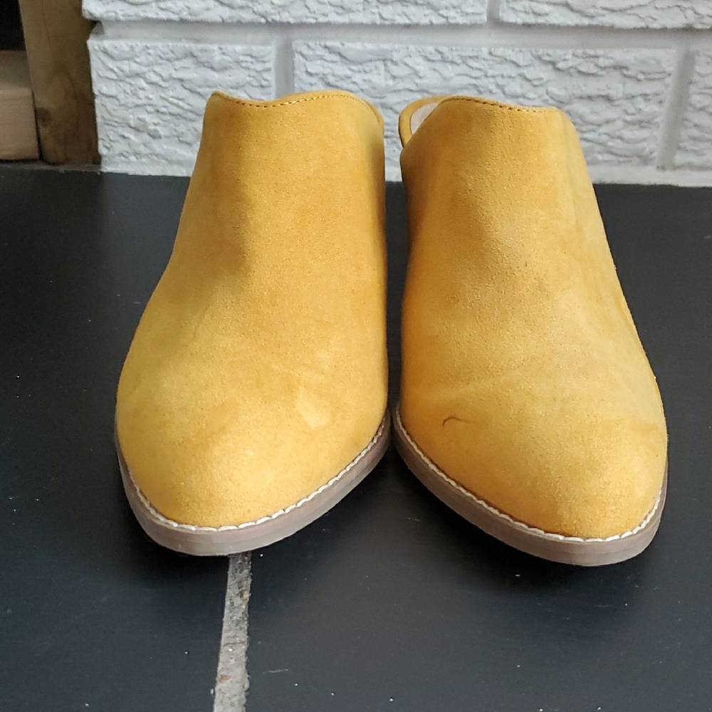 Old Navy Women's Mustard Yellow Mules Clogs Heels with Suede Like Sz 7 Western - Picture 3 of 11